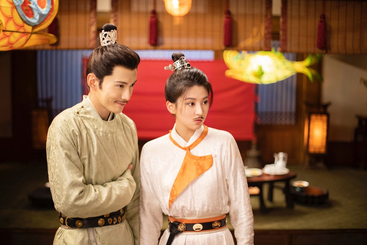 左からシュー・ジェンシー演じる梁翊(りょうよく)、チャオ・シン演じる秋嫣(しゅうえん)。