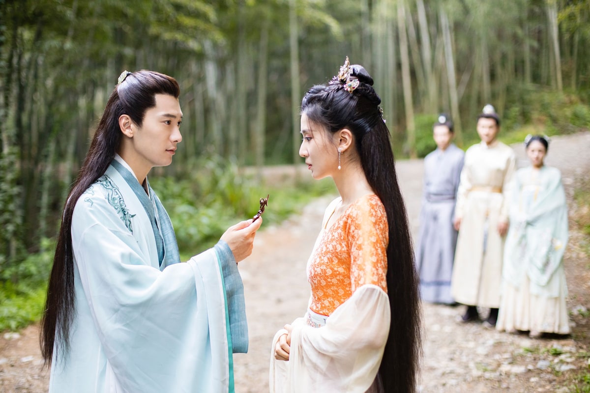 左からリウ・ルイリン演じる秦暄(しんけん)、チャオ・シン演じる秋嫣(しゅうえん)。