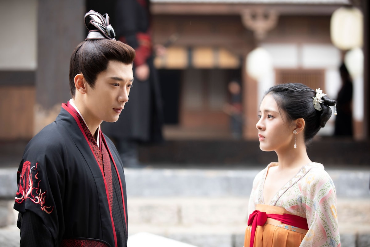 左からリウ・ルイリン演じる秦暄(しんけん)、カービィ・ホイ演じる秋珉(しゅうみん)。