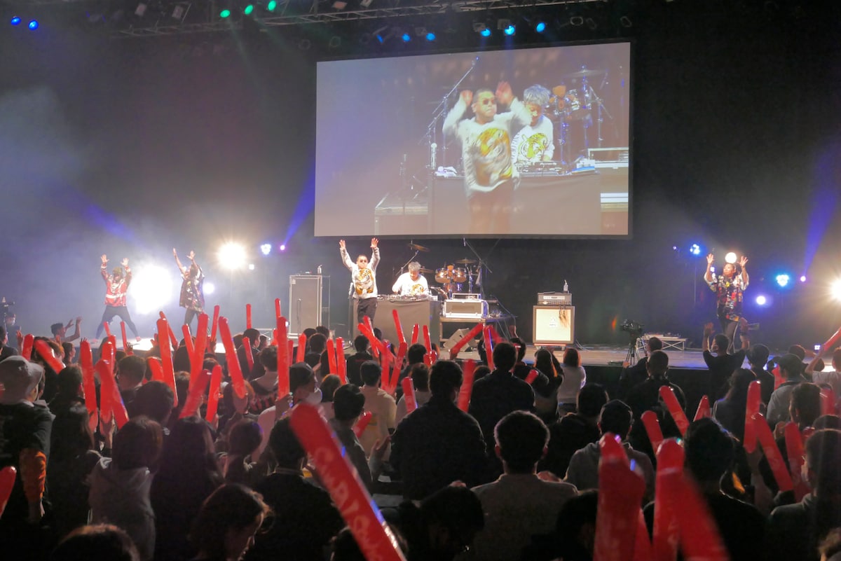 2023年3月開催「SAMURAI SONIC vol.4」より、DJダイノジのステージの様子。