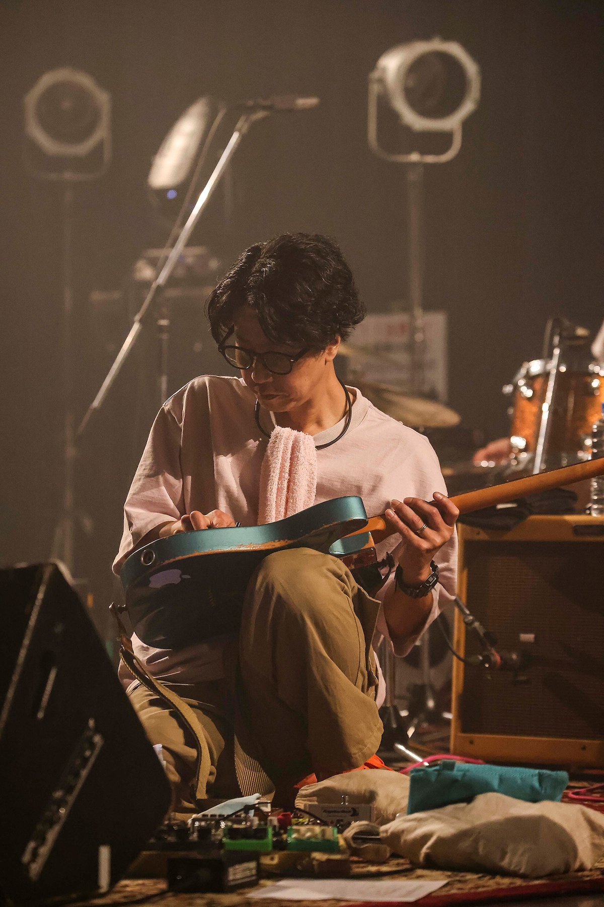 自身のギターをチェックするGRAPEVINEの田中和将（Vo, G）。