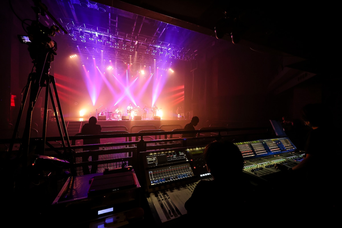 リハーサルを行うGRAPEVINE。