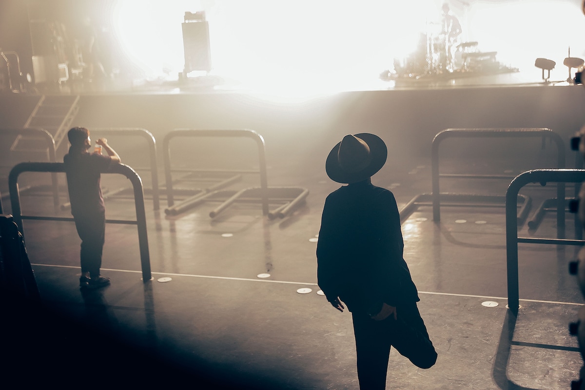 フロアでストレッチするACIDMANの大木伸夫（Vo, G）。