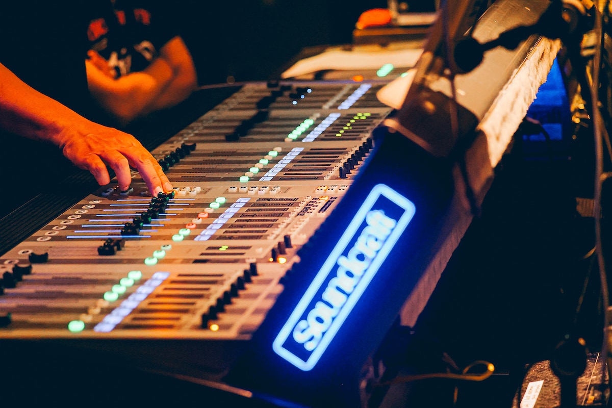 フロア後方のPA卓。