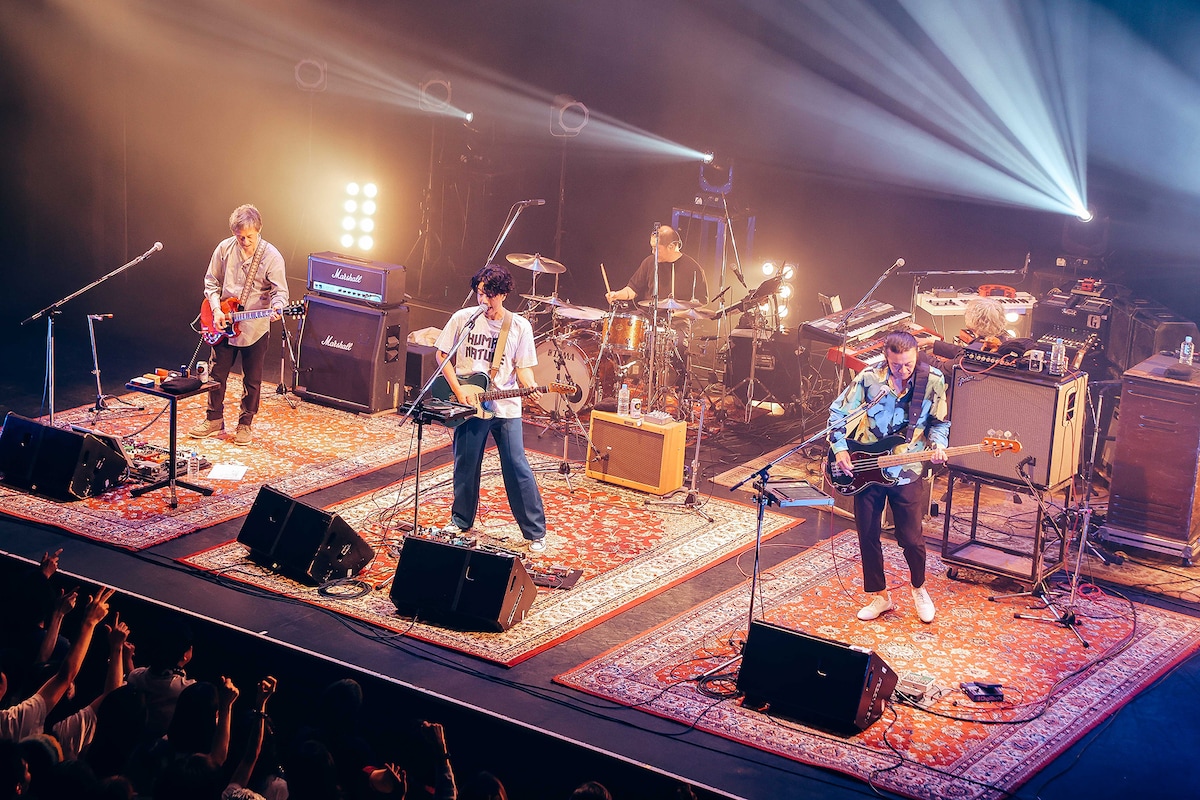 GRAPEVINEによるライブの様子。