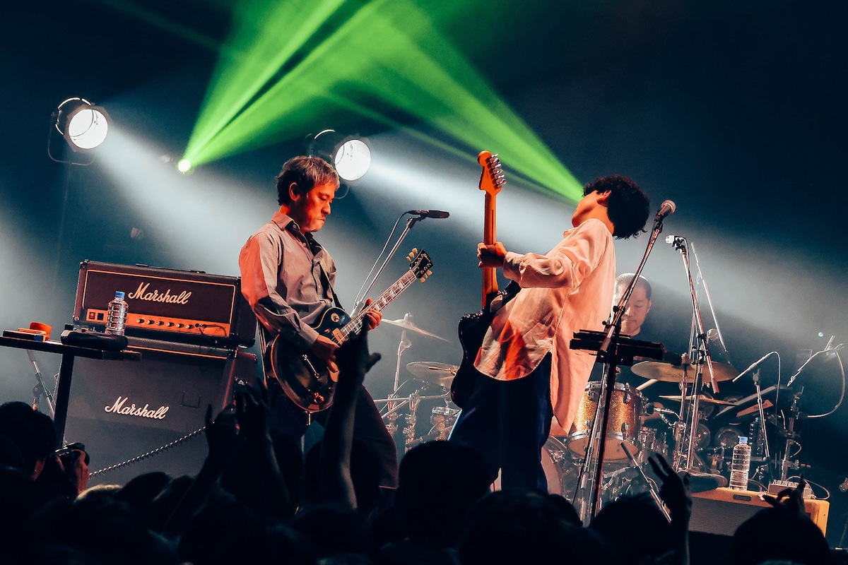 GRAPEVINEによるライブの様子。