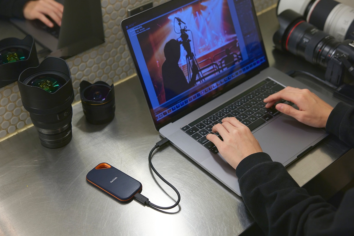 ライブ後、カメラマンはパソコンにポータブルSSDを接続し、写真データを保存。