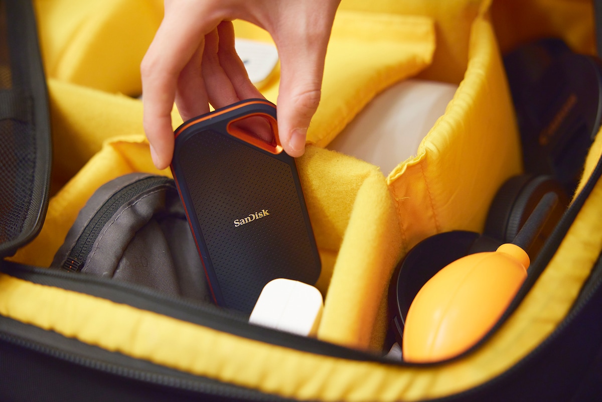 カメラバッグにそのまま収納できるコンパクトさと耐久性を持つ。