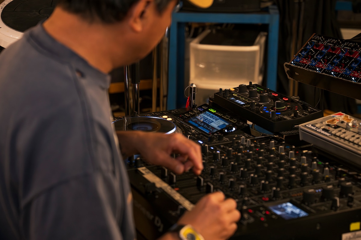 DJプレイを披露する石野卓球。奥に見えるのが「SANDISK DJフラッシュドライブ」。