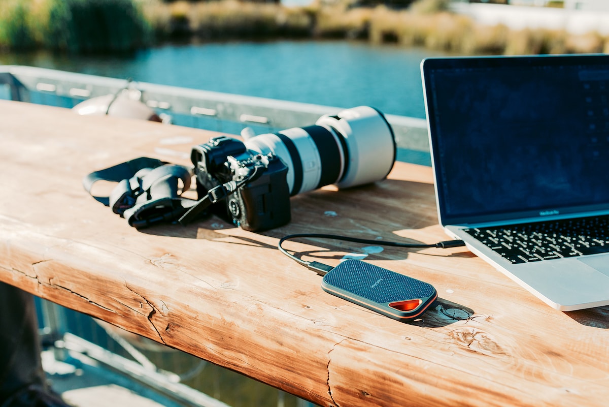 SANDISK Extreme PRO® ポータブルSSD（卓上中央）