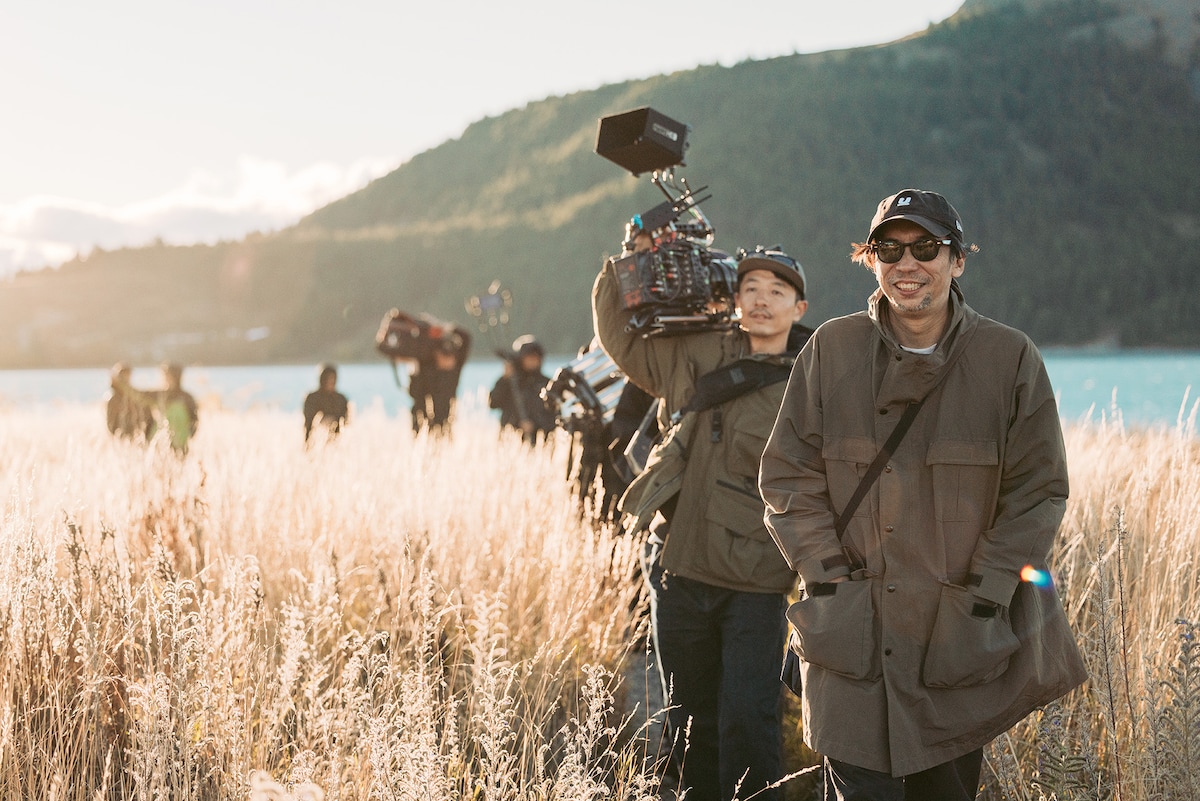 映画「楓」撮影現場での行定勲（右手前）