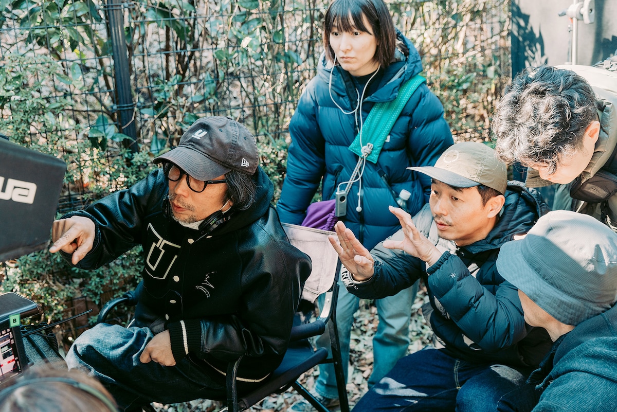 映画「楓」メイキング写真。スタッフと一緒にモニタを確認する行定勲（左）
