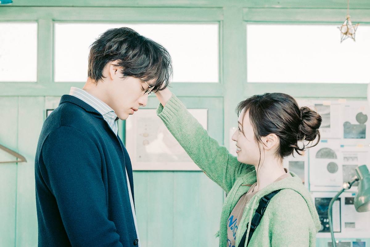 映画「楓」場面写真。福士蒼汰演じる涼（左）、福原遥演じる亜子（右）