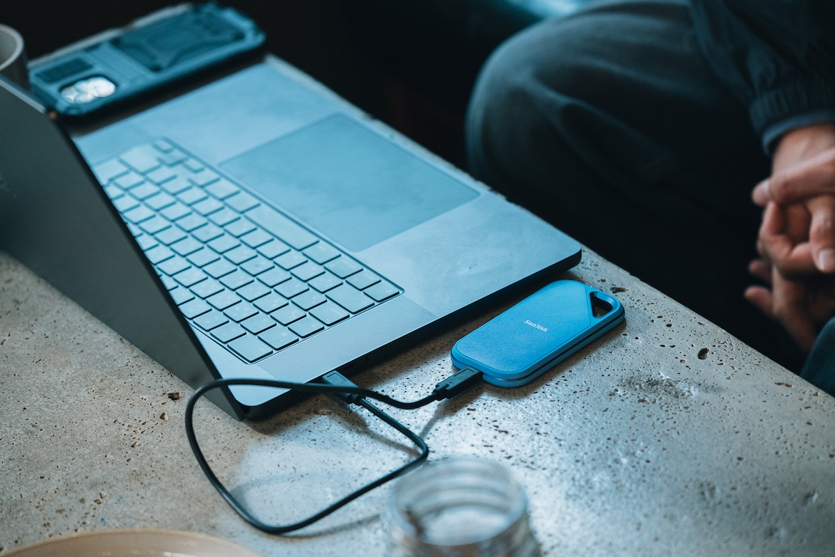 劇中にも登場したSandiskのポータブルSSD（SANDISK Creator PRO ポータブルSSD / 卓上中央）