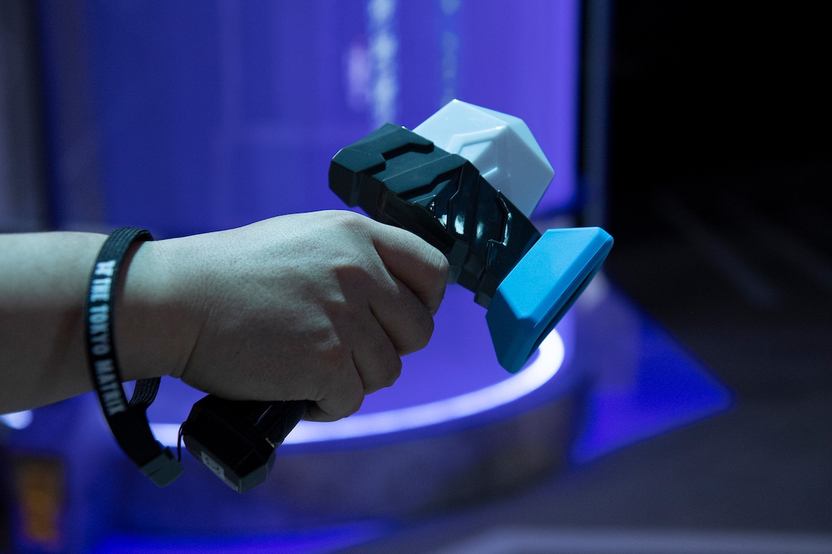 剣の柄のような見た目をしたハンドヘルドデバイス。