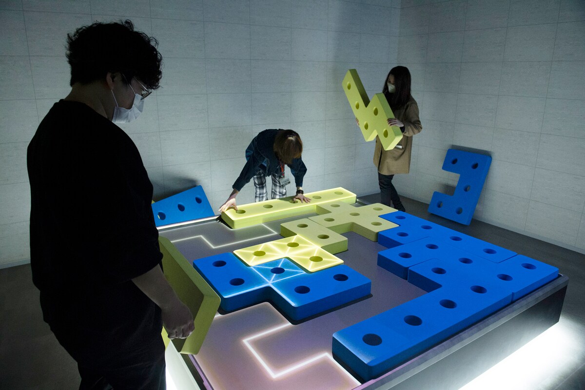 QUEST3、アリスの部屋のフィジカルゲーム。バツ印を避けてブロックをはめ込んでいく。