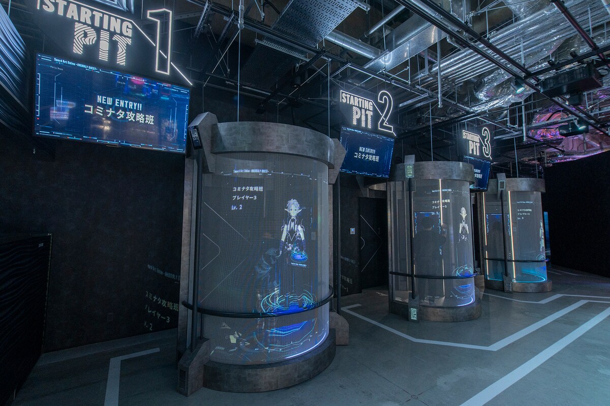 待合スペースから見たスターティングピットの外観。プレイヤーデータがくっきりと外からも確認できる。