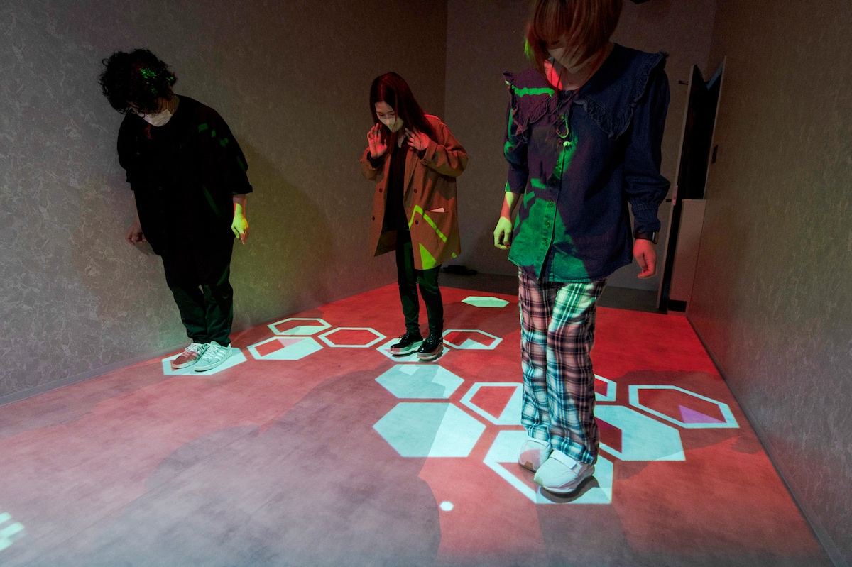 QUEST3、ユイの部屋のフィジカルゲーム。六角形のパネルは時間が経つと徐々に赤く染まり、踏める場所が少なくなる。