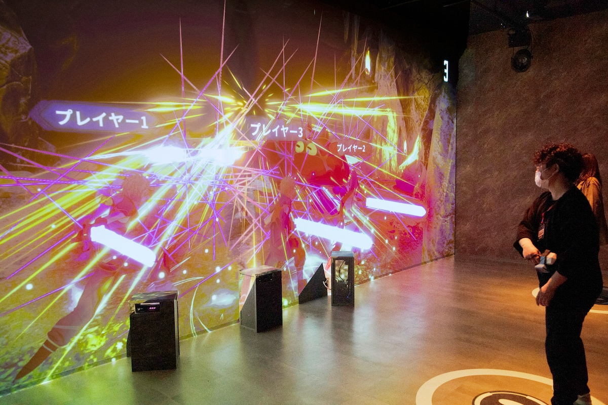 剣を構えてチャージすることで、アバターの剣が光りソードスキルを繰り出せる。クライマックスでは、溜めた斬撃が激しく敵を襲う。