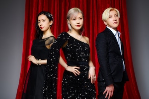 佐咲紗花「SAYAKAVER. ～triangle～」インタビュー｜歌、ピアノ、バイオリンのみで届ける“一発勝負”のアニソンカバーアルバム