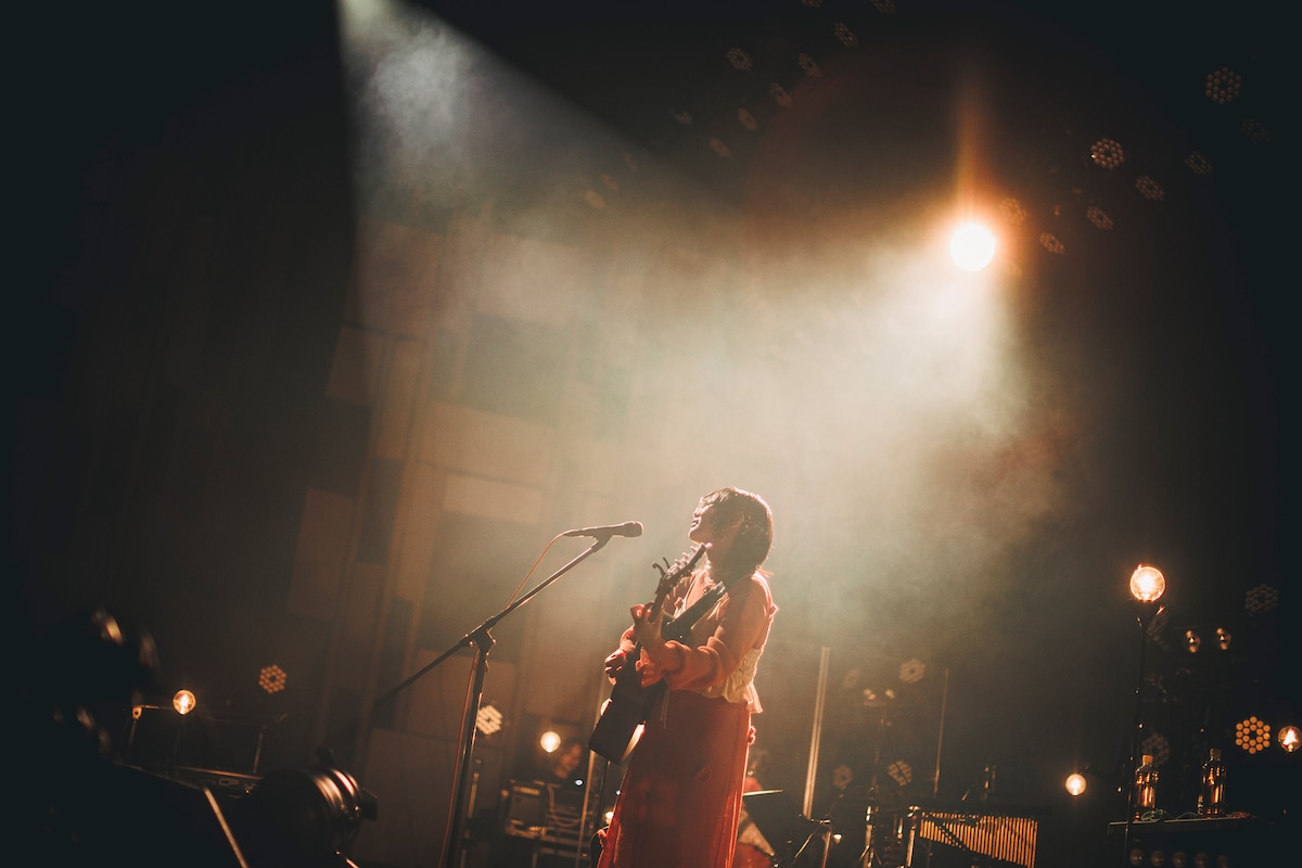 2025年12月に行われた「さとう。LIVE TOUR『この芽の色を知る人へ』」東京・三井ホール公演の模様。（撮影：スエヨシリョウタ）