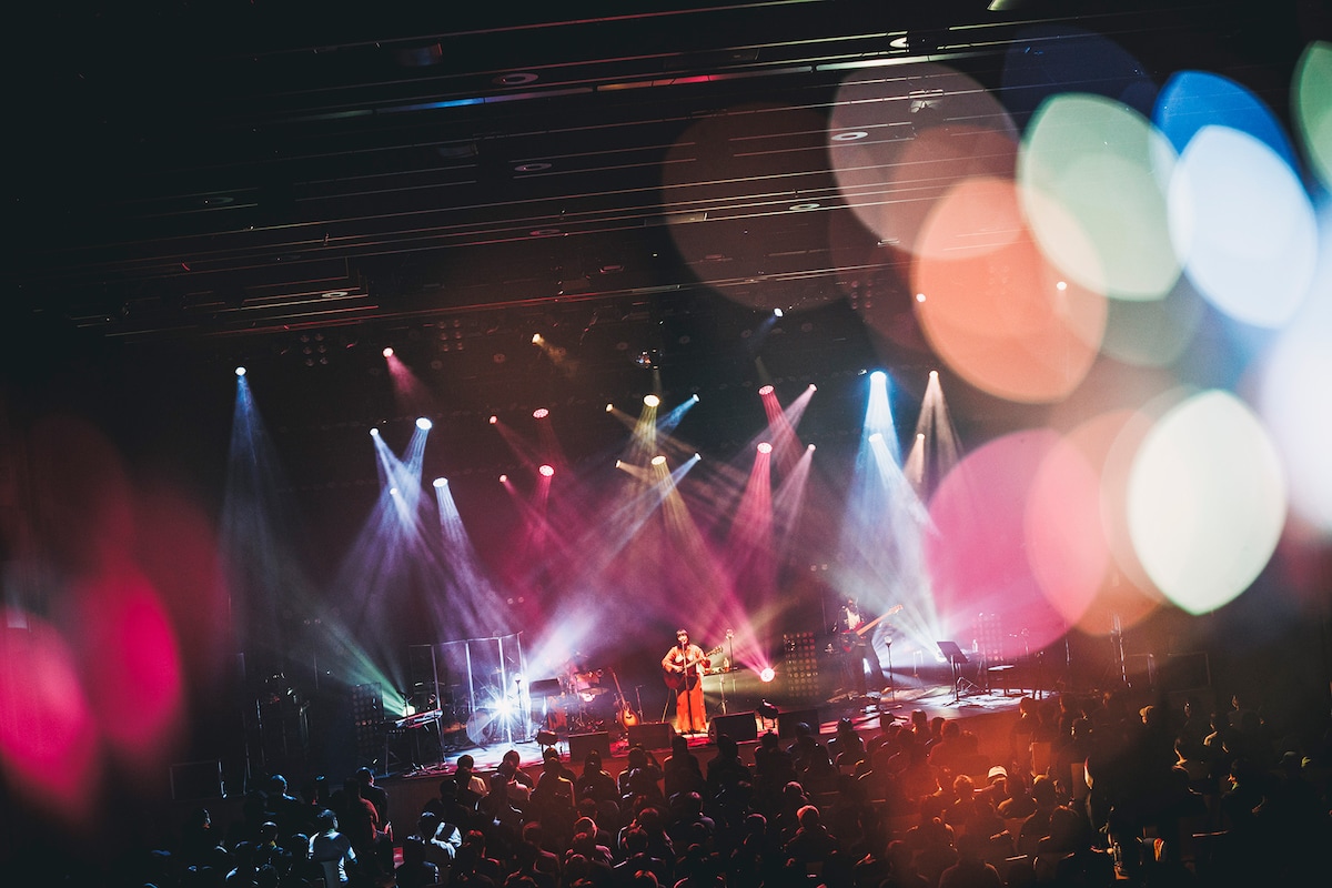 2025年12月に行われた「さとう。LIVE TOUR『この芽の色を知る人へ』」東京・三井ホール公演の模様。（撮影：スエヨシリョウタ）