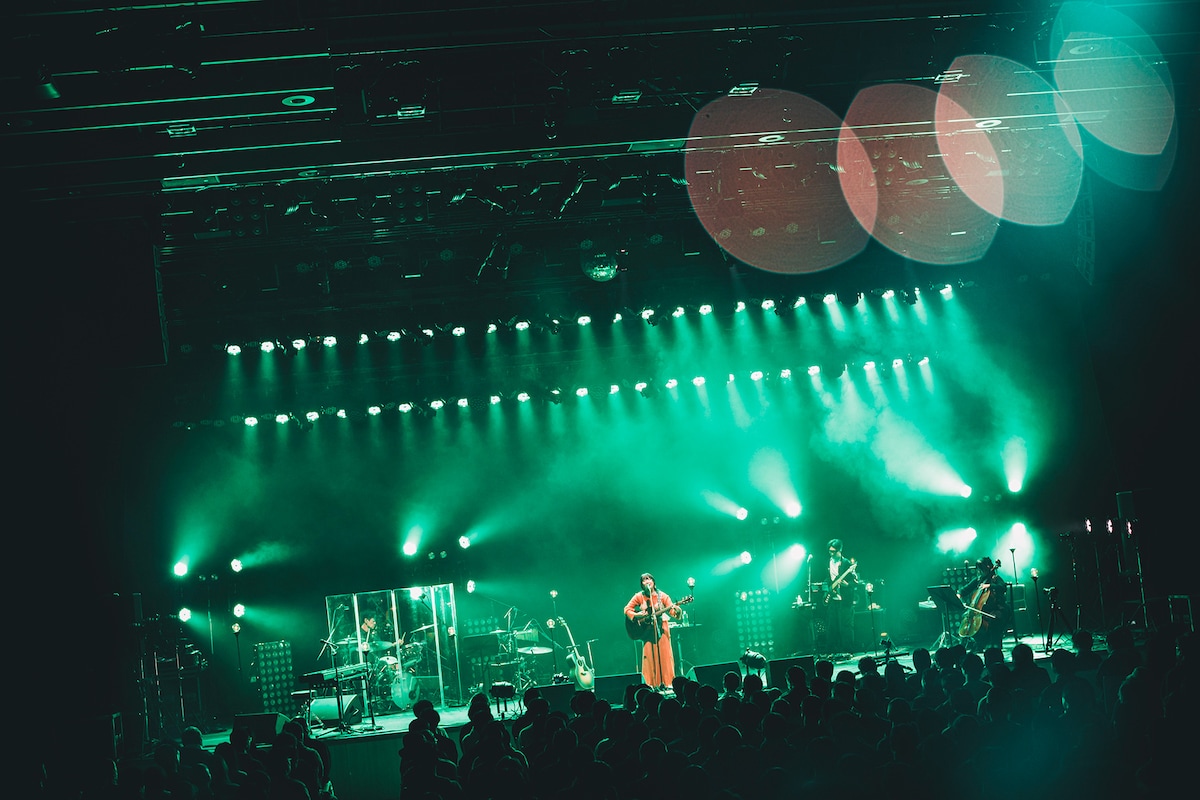 2025年12月に行われた「さとう。LIVE TOUR『この芽の色を知る人へ』」東京・三井ホール公演の模様。（撮影：スエヨシリョウタ）