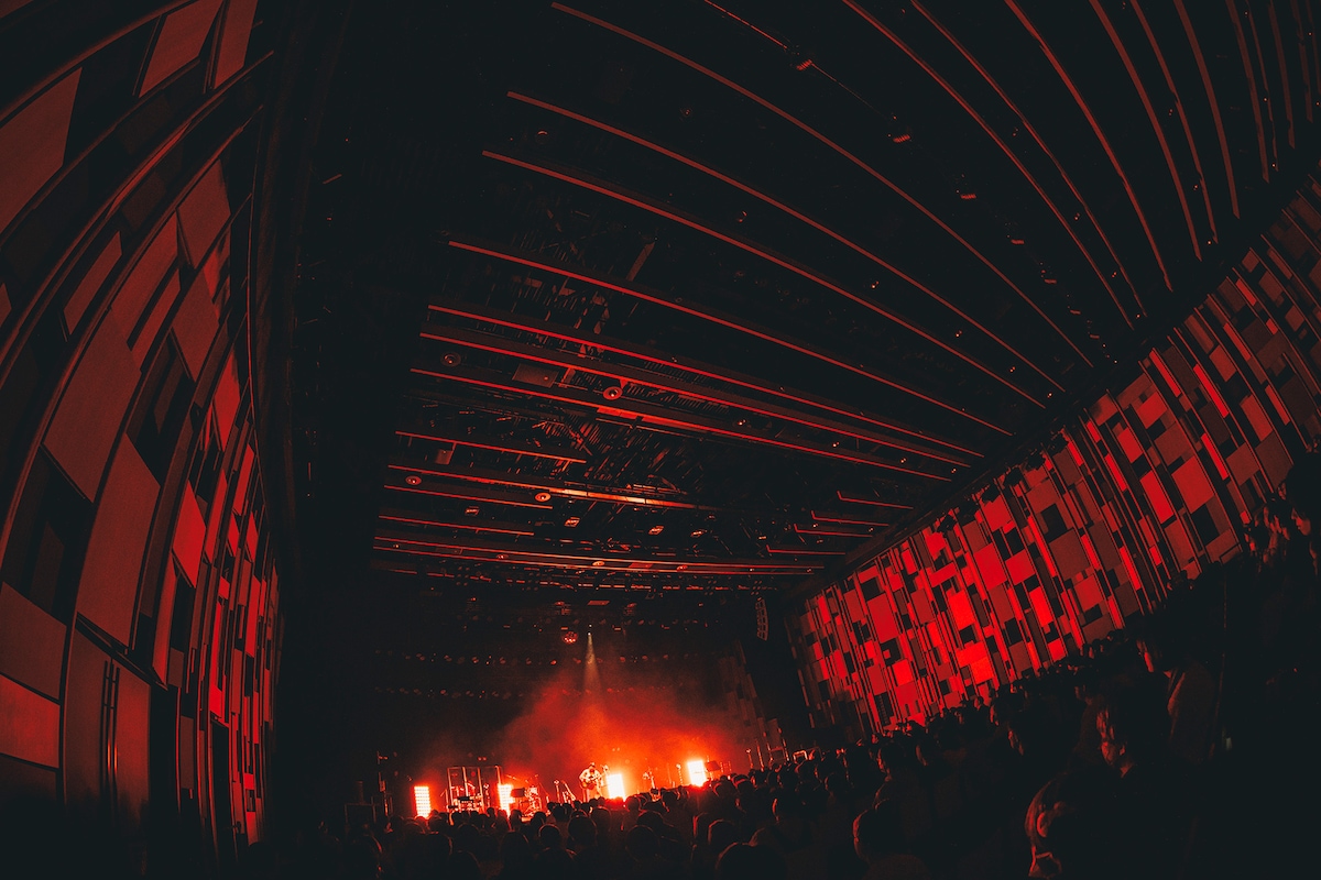 2025年12月に行われた「さとう。LIVE TOUR『この芽の色を知る人へ』」東京・三井ホール公演の模様。（撮影：スエヨシリョウタ）