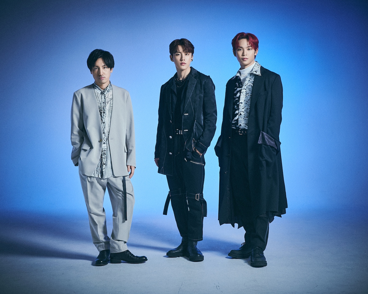 左から澤野弘之、河野純喜（JO1）、與那城奨（JO1）。