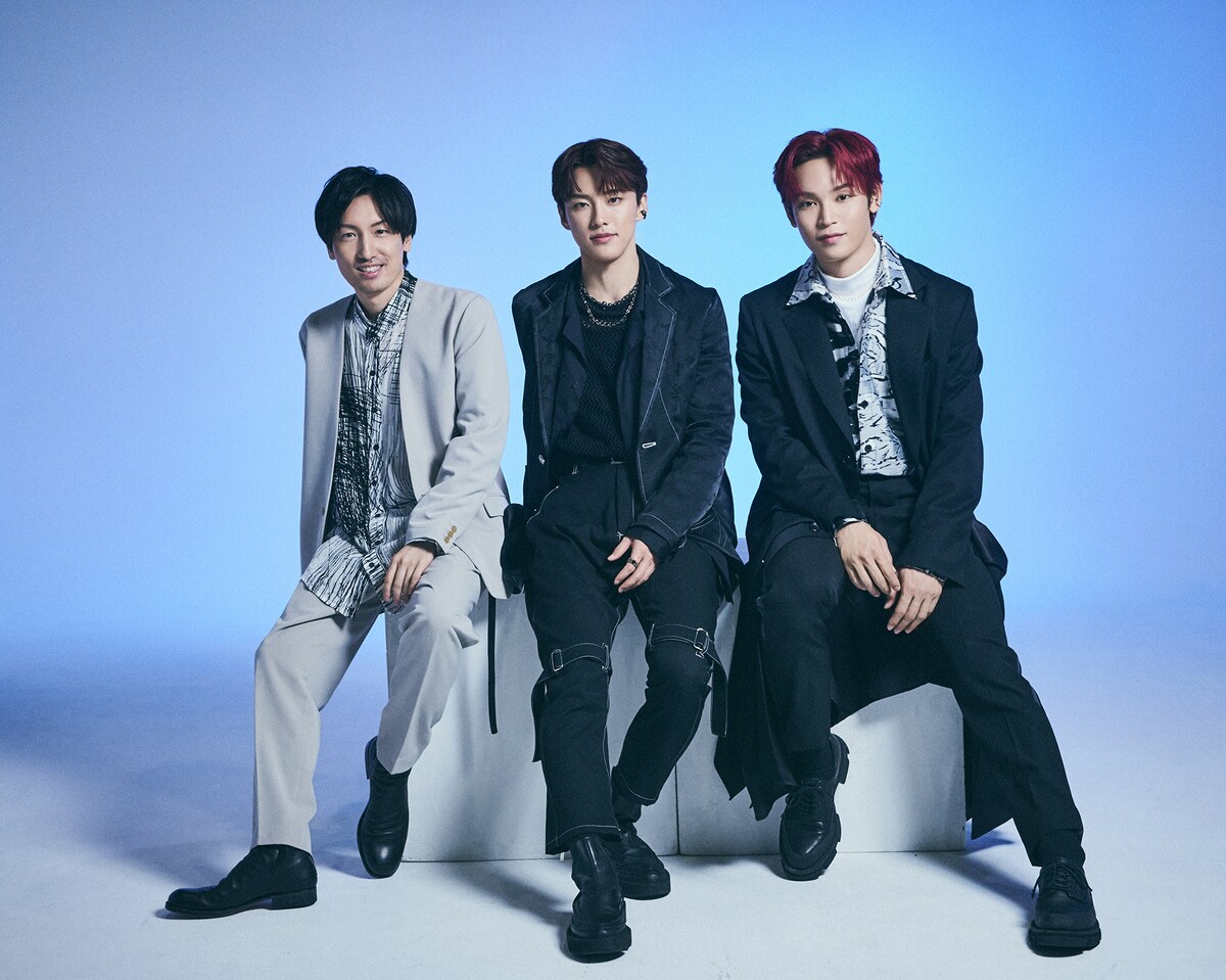 左から澤野弘之、河野純喜（JO1）、與那城奨（JO1）。