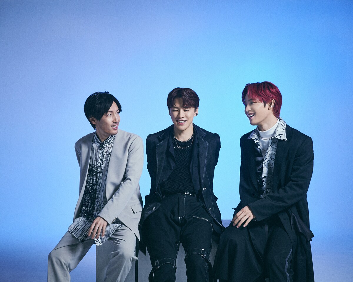 左から澤野弘之、河野純喜（JO1）、與那城奨（JO1）。