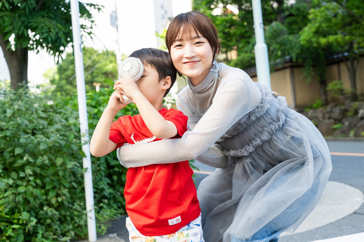 スタッフの子と親戚のように仲睦まじく遊ぶ鞘師里保。