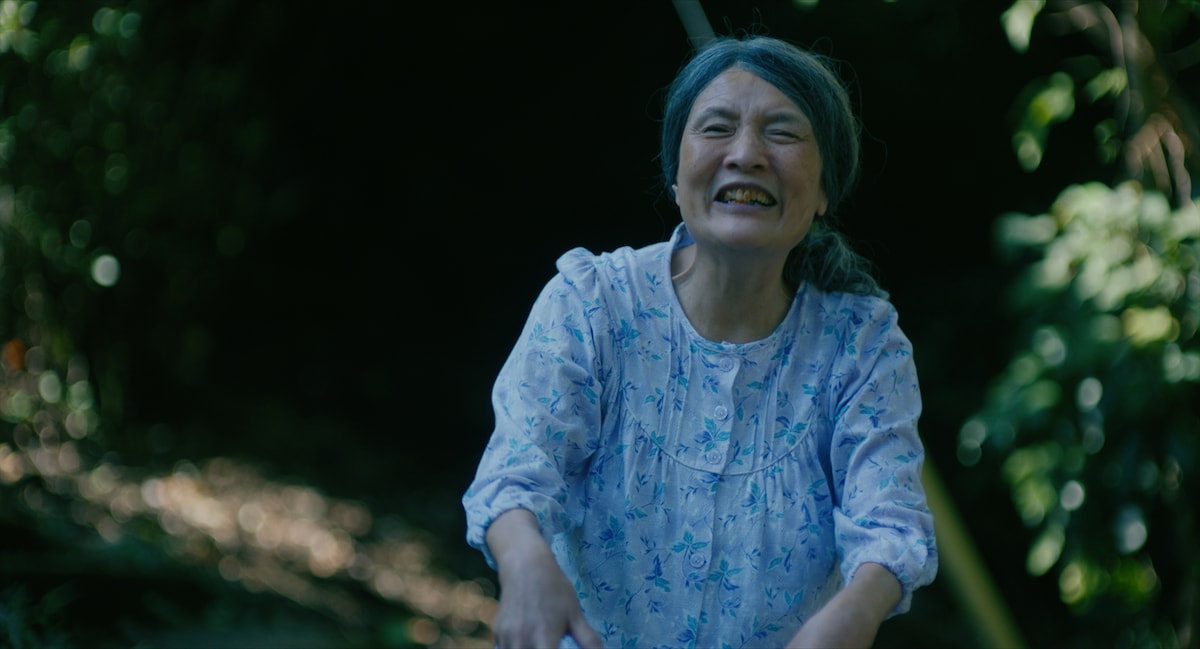 映画「サユリ」より、根岸季衣演じるおばあちゃん。