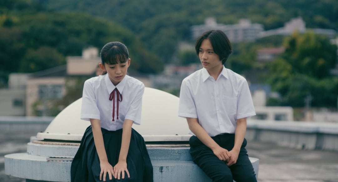 南出凌嘉演じる主人公の則雄（右）と近藤華演じる同級生の住田奈緒（左）