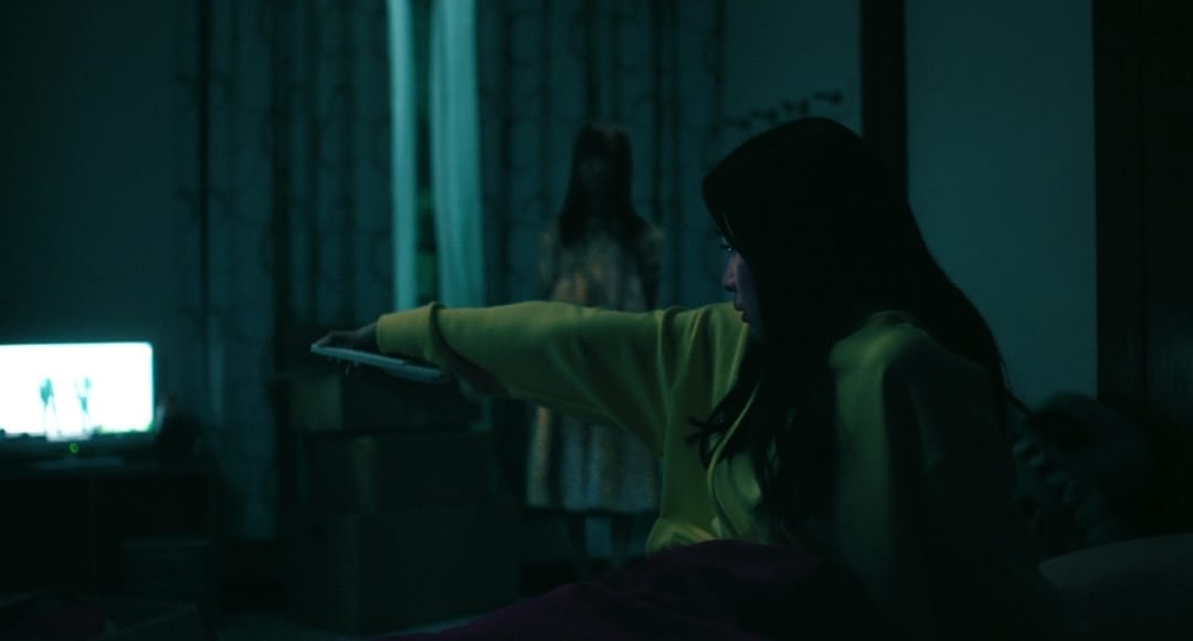 奥にサユリが立っている