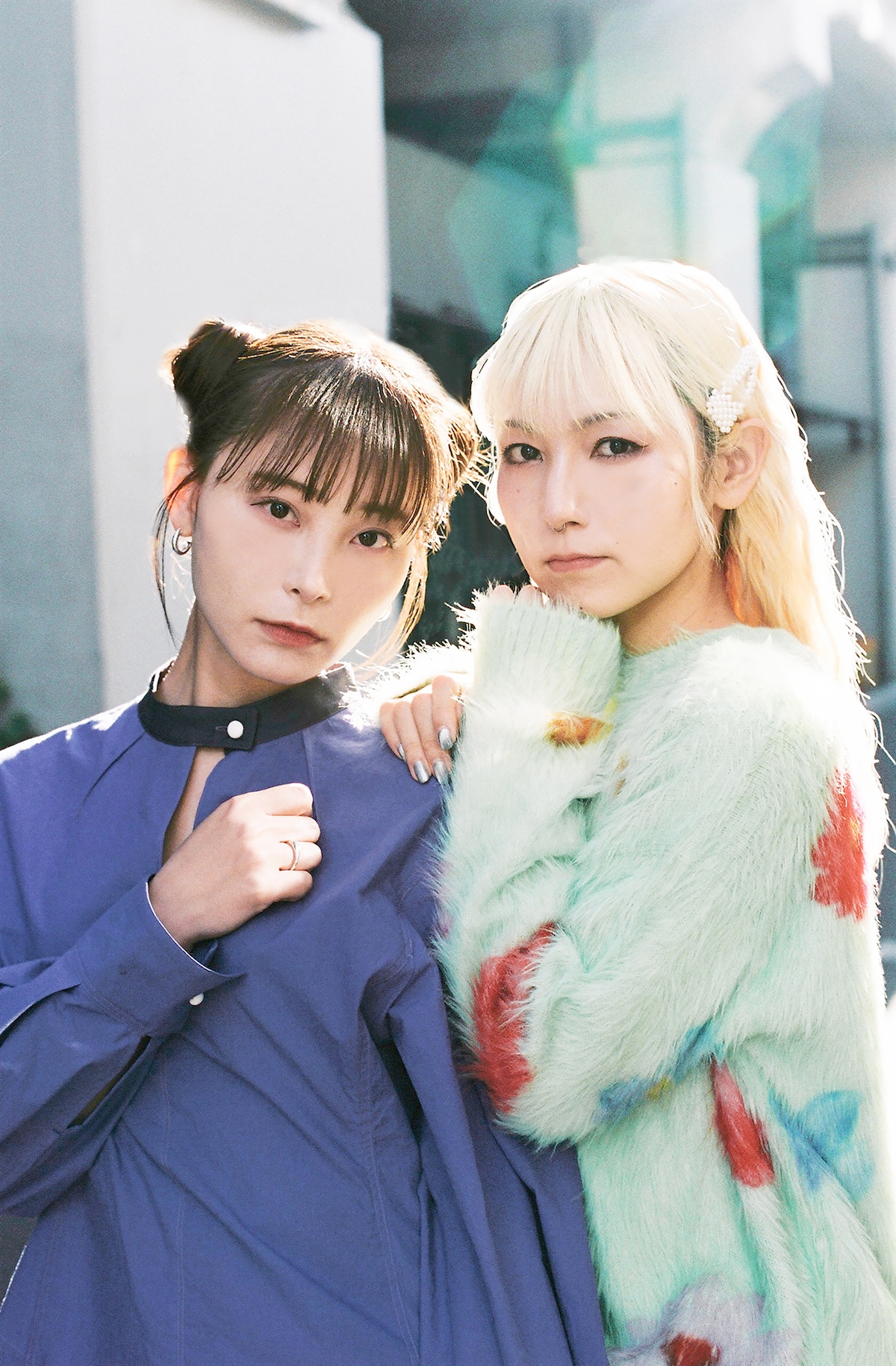 左からRINA（Dr, Vo）、MAMI（G, Vo）。