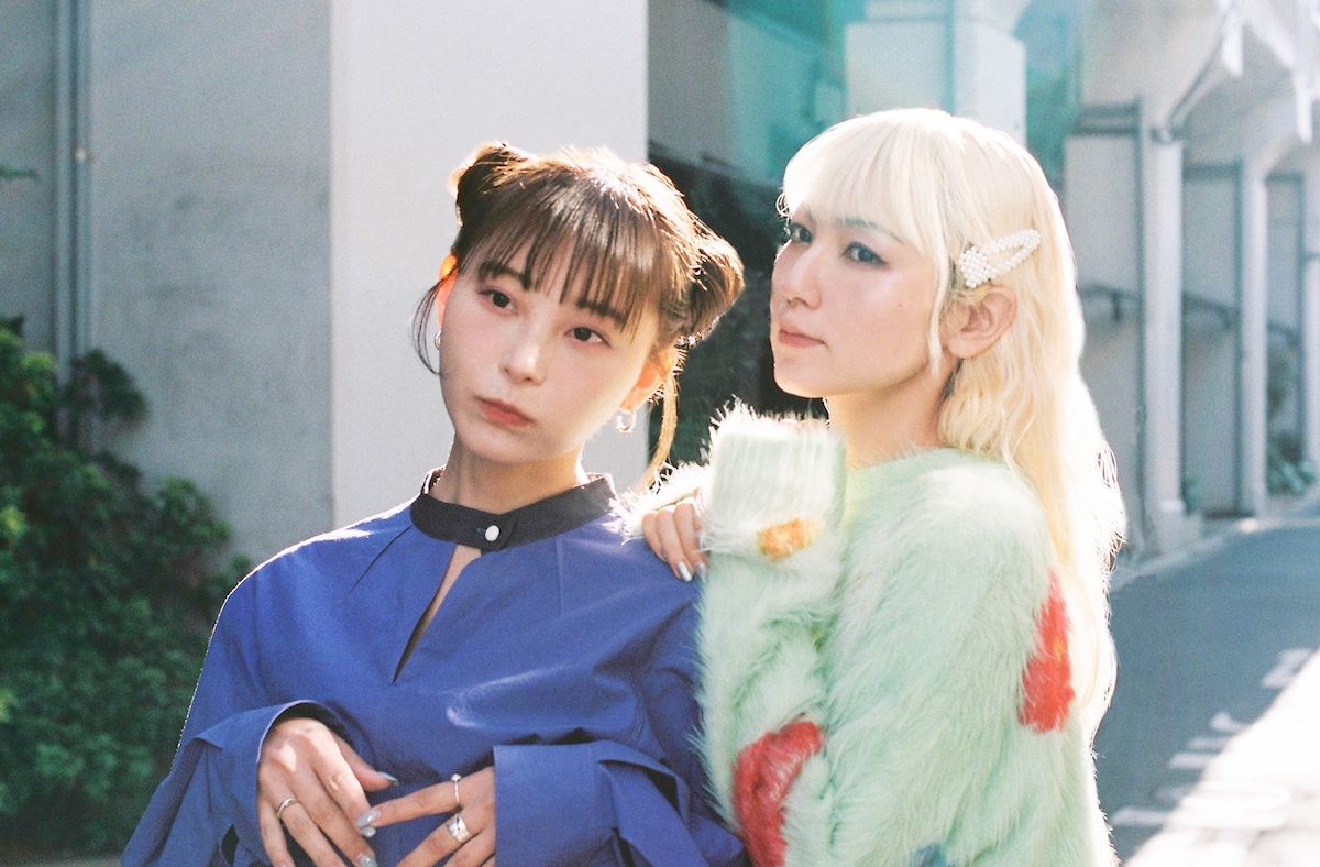 左からRINA（Dr, Vo）、MAMI（G, Vo）。