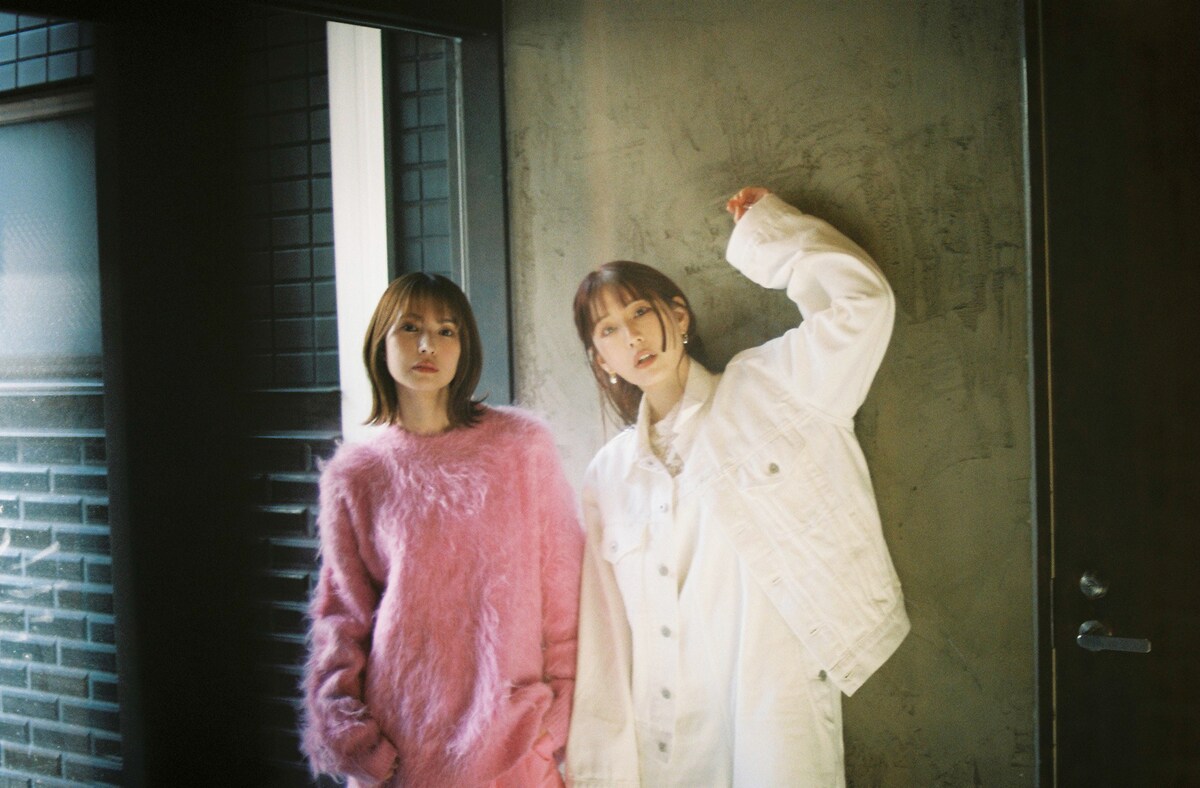 左からHARUNA（Vo, G）、TOMOMI（B, Vo）。