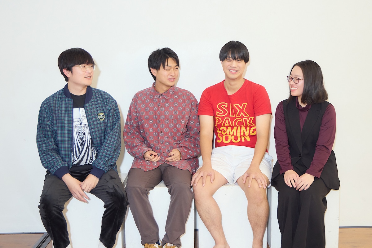 左からラバーガール飛永翼、めおしぼたん、きり。