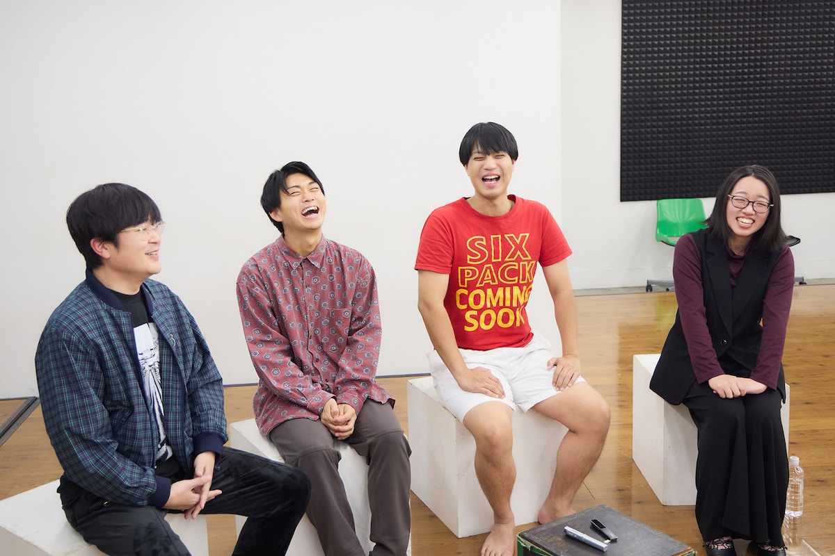 左からラバーガール飛永翼、めおしぼたん、きり。