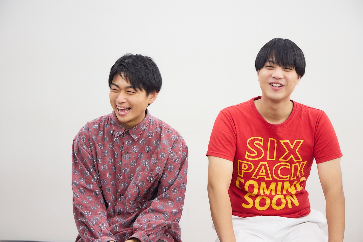 めおしぼたん。左から立石宙、神崎竜生。