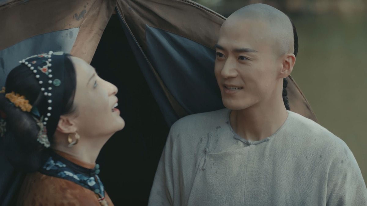 左からジアン・チンチン演じる沈翠喜（しんすいき）、マオ・ズージュン演じる魏良弓（ぎりょうきゅう）。