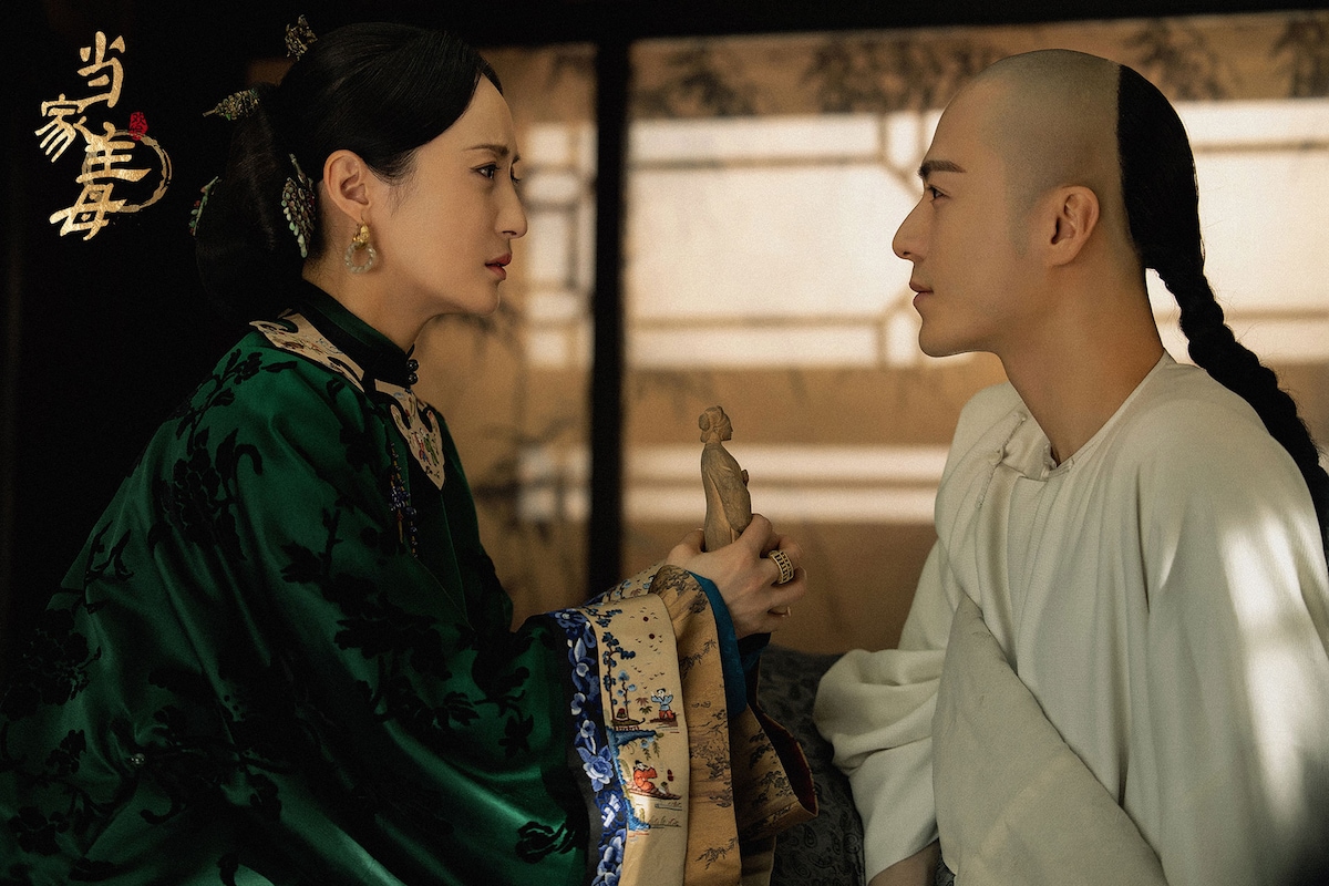 左からジアン・チンチン演じる沈翠喜（しんすいき）、マオ・ズージュン演じる魏良弓（ぎりょうきゅう）。