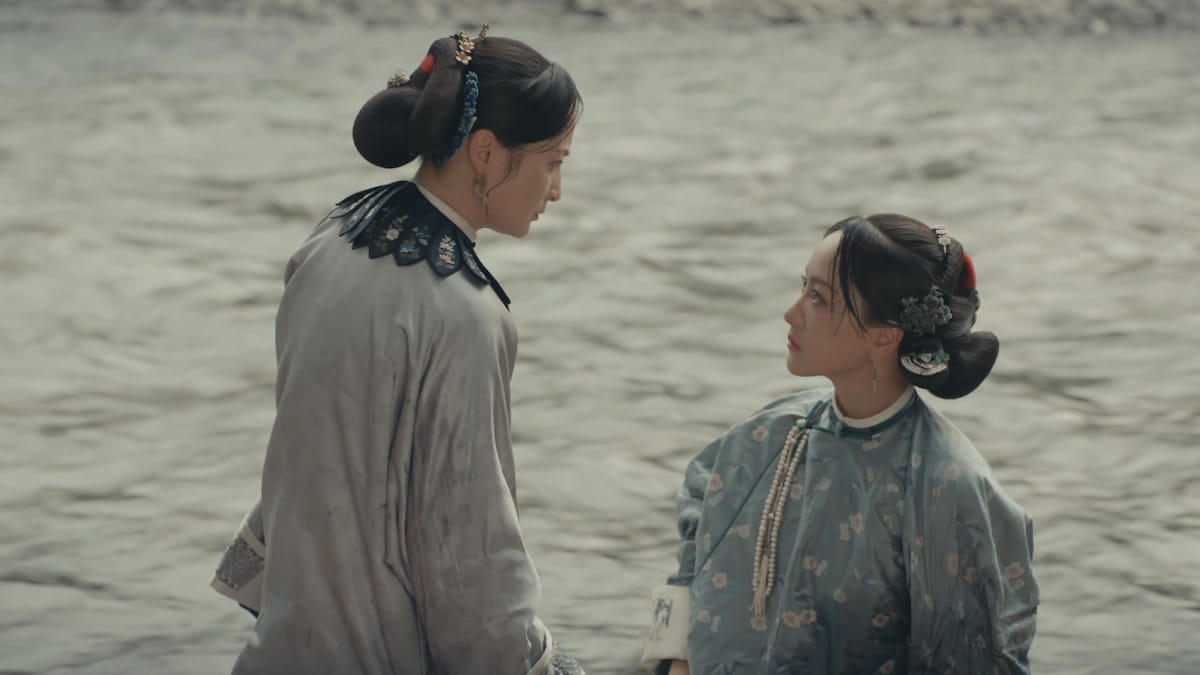 左からジアン・チンチン演じる沈翠喜（しんすいき）、ヤン・ロン演じる曽宝琴（そほうきん）。