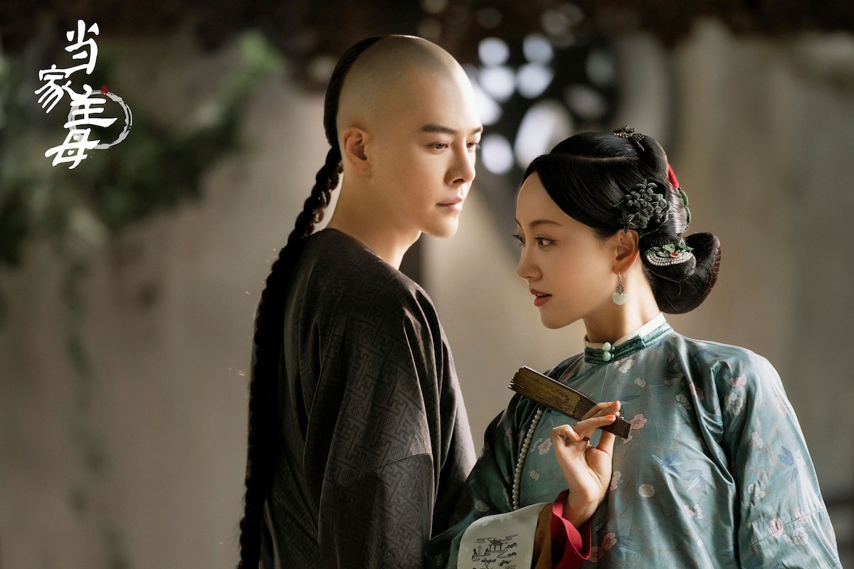 左からシュー・ハイチャオ演じる任雪堂（じんせつどう）、ヤン・ロン演じる曽宝琴（そほうきん）。