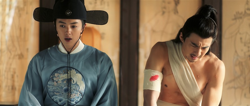 「成化十四年～都に咲く秘密～」より、左からグアンホン演じる唐泛（とうはん）、フー・モンボー演じる隋州（ずいしゅう）。