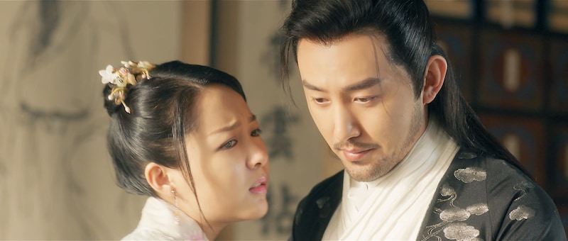 マオ・イー演じる裴淮（はいかい）（右）。