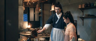 フー・モンボー演じる隋州（左）。