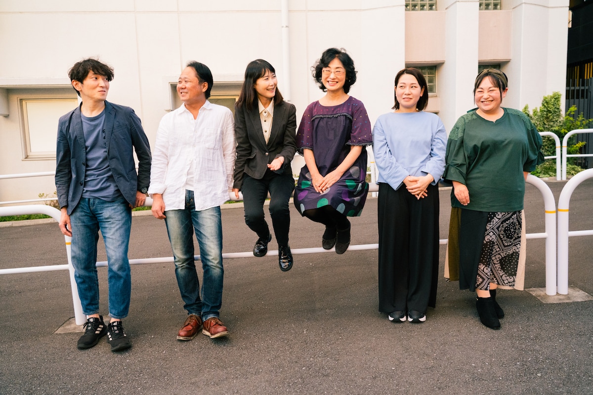 左から砂山康之、秋山ゆきを、小谷陽子、宮坂公子、ナグラドウチエ、渡辺千穂。