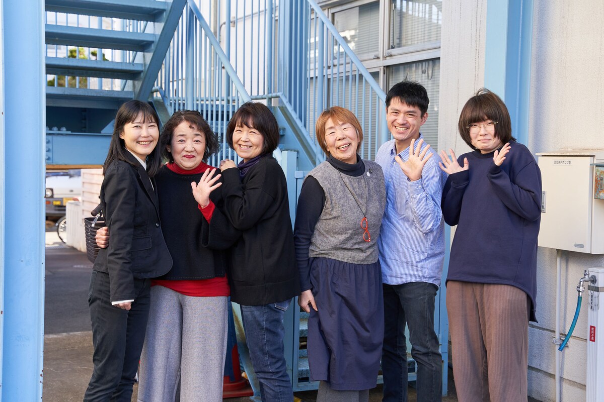 左から小谷陽子、柴田恵子、佐藤宏枝、木村もえ、松崎眞二、川渕嘉那。